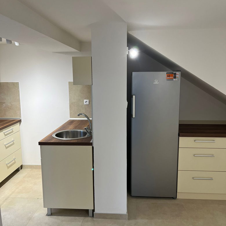 Kuća za izdavanje, Čardak, Novi Sad, 247m², 1.700 €/mes
