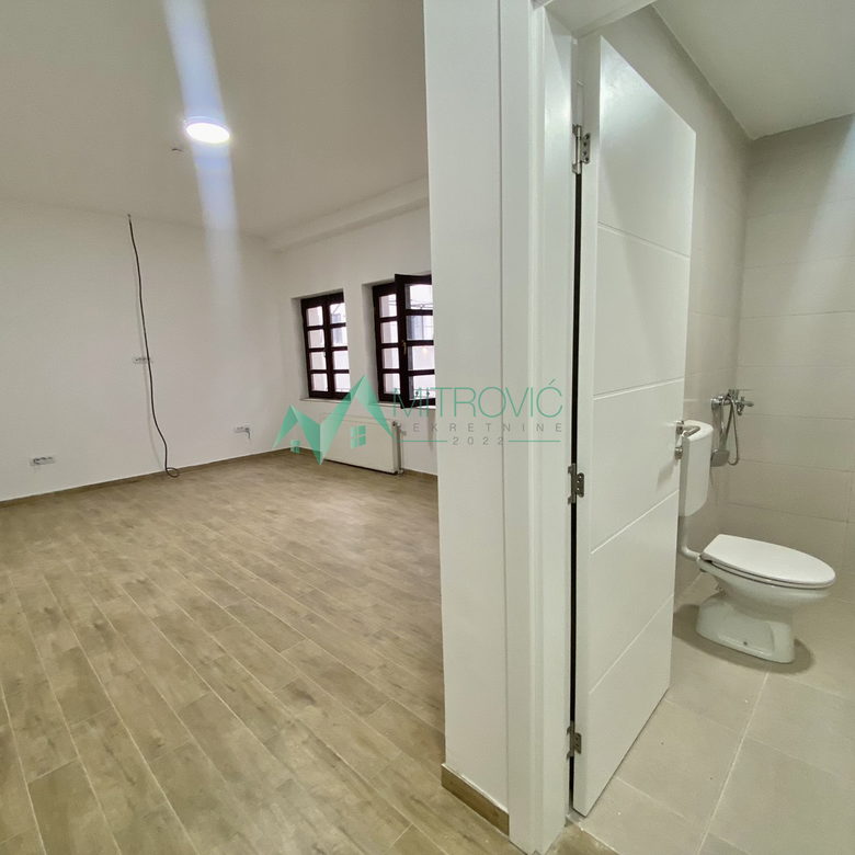 Lokal na prodaju, Adamovićevo Naselje, Novi Sad, 1000m², 8.000 €