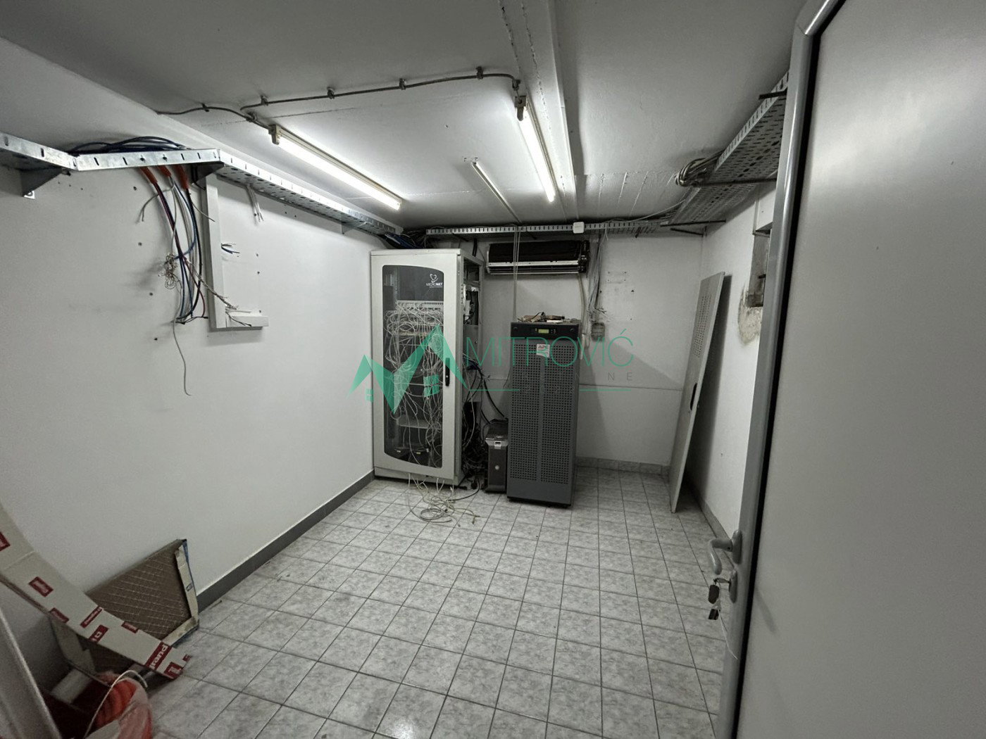 izdavanje-bulevar-osloboDJenja-9102090-3jigd Lokal na prodaju, Bulevar Oslobođenja, Novi Sad, 395m², 4.500 €