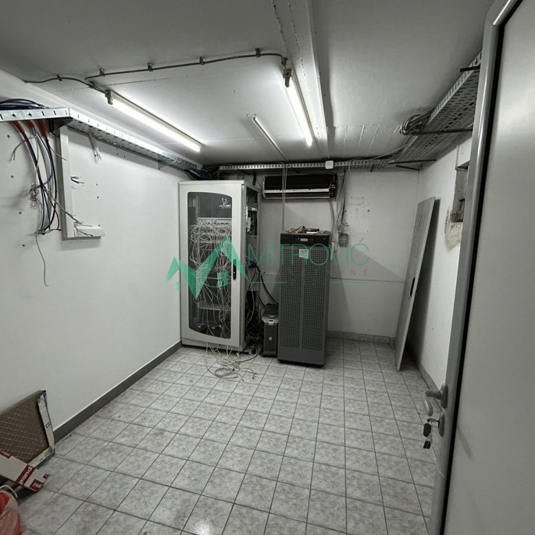 Lokal na prodaju, Bulevar Oslobođenja, Novi Sad, 395m², 4.500 €