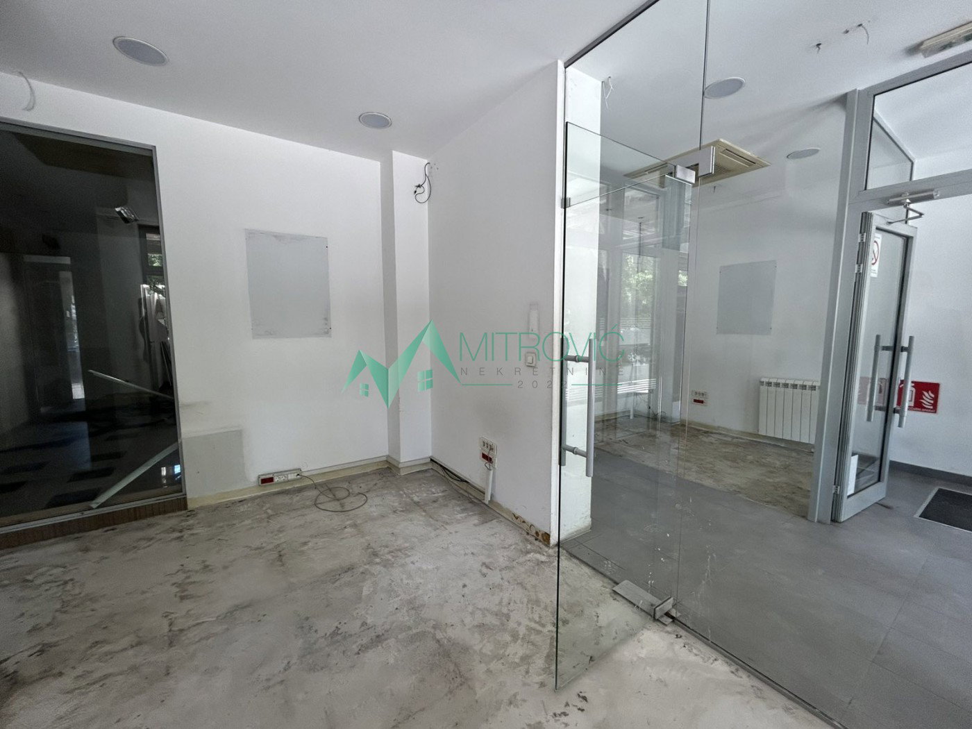 izdavanje-bulevar-osloboDJenja-9102090-nl8ni Lokal na prodaju, Bulevar Oslobođenja, Novi Sad, 395m², 4.500 €