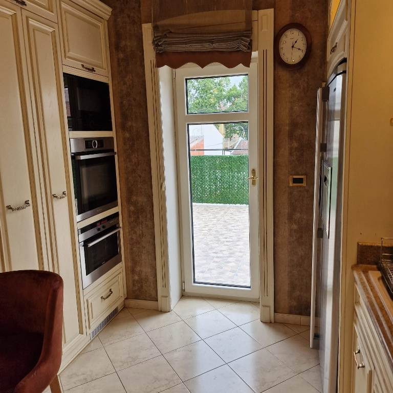 Stan Izdavanje Novi Sad  260 m2
