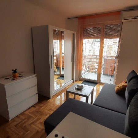 Stan Izdavanje Novi Sad  24 m2