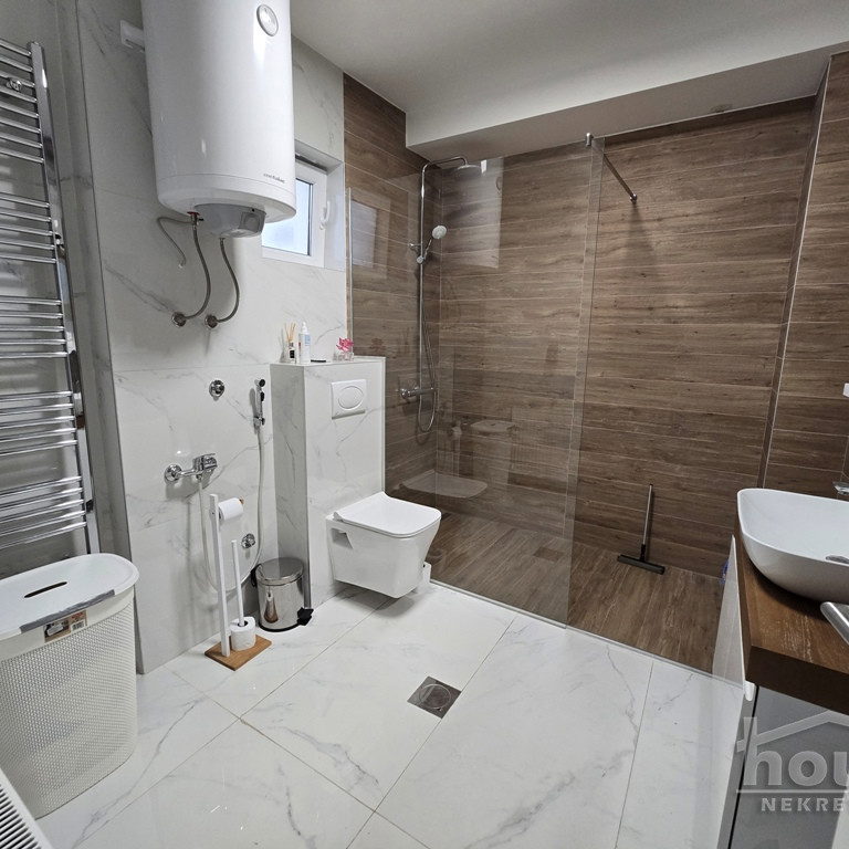 Kuća na prodaju, Salajka, Novi Sad, 266m², 350.000 €