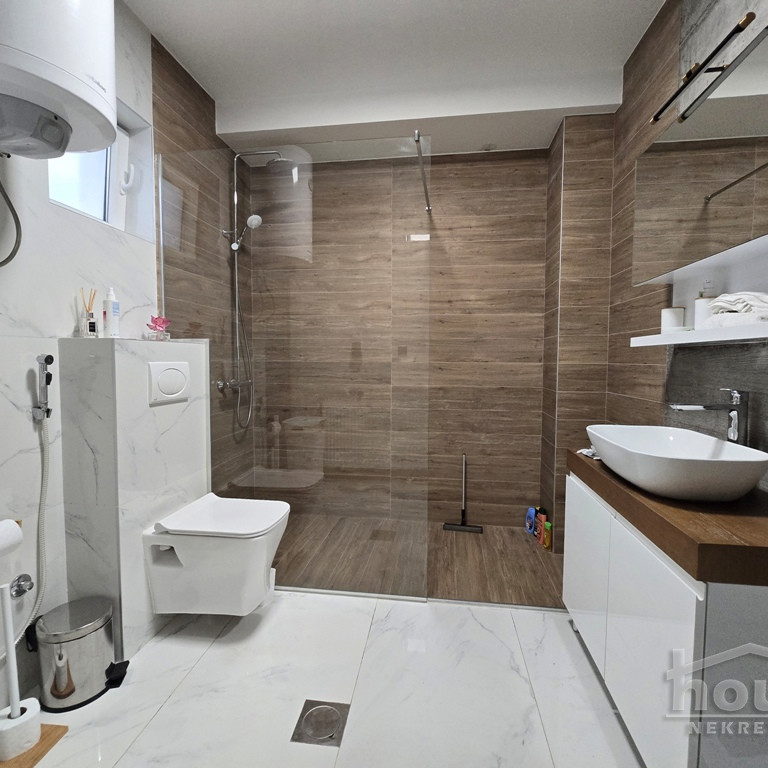 Kuća na prodaju, Salajka, Novi Sad, 266m², 350.000 €
