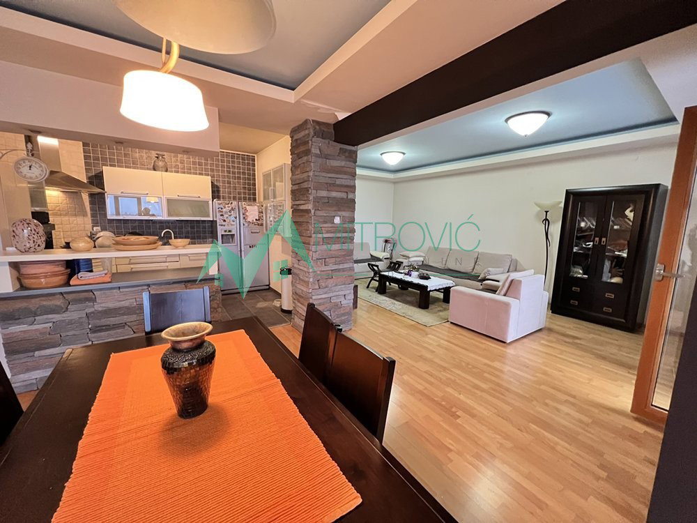 Četvorosoban stan na prodaju, Bulevar Oslobođenja, Novi Sad, 134m², 309.000 €