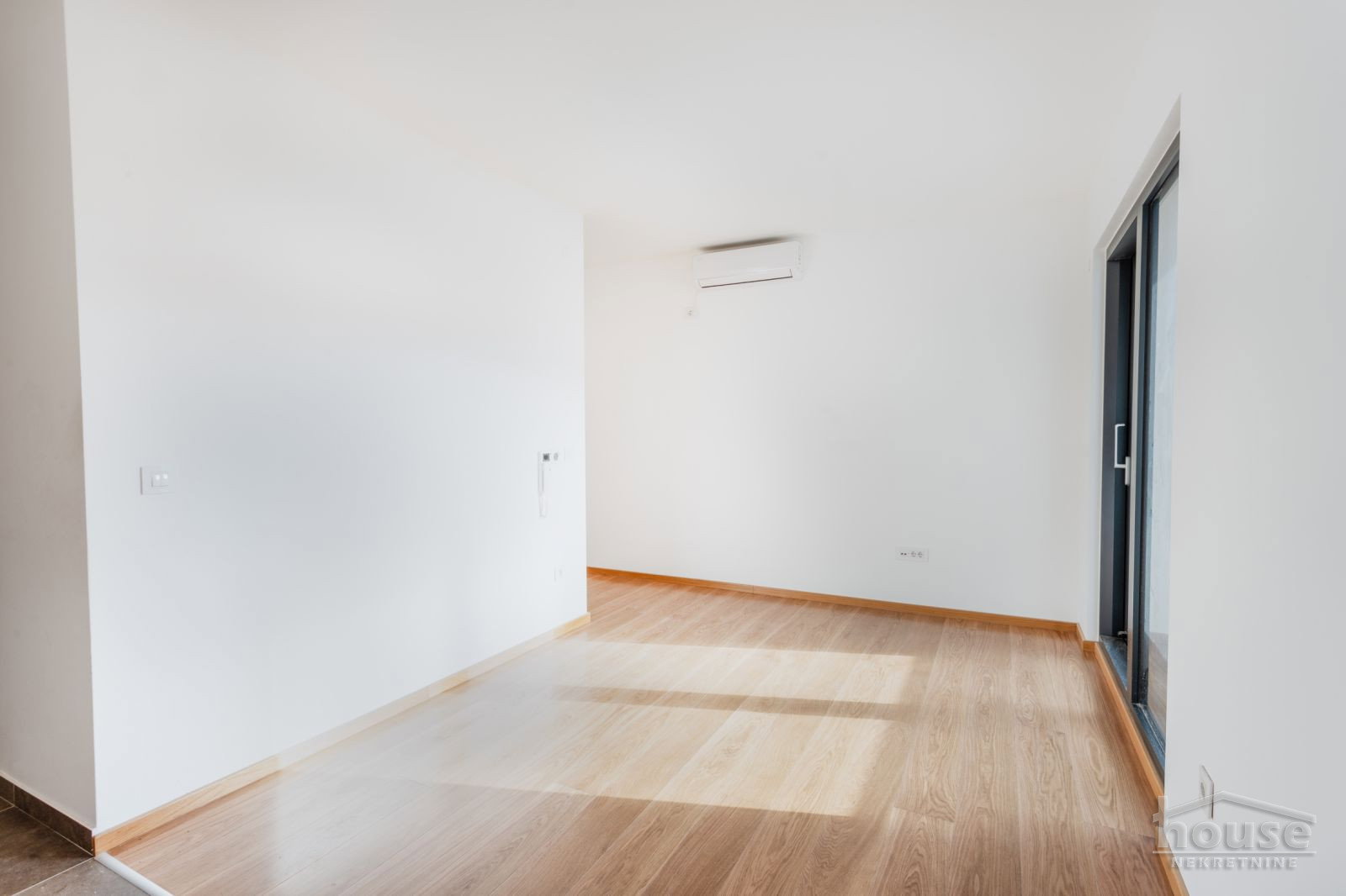 stanovi-2-re-centar-1098760-p3nfo Dvosoban stan na prodaju, Centar, Novi Sad, 50m², 2. sprat, 235.870 €