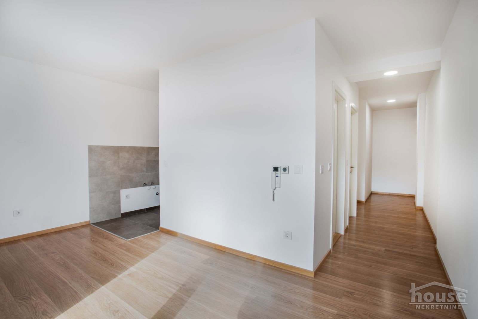 stanovi-2-re-centar-1098760-xm1ic Dvosoban stan na prodaju, Centar, Novi Sad, 50m², 2. sprat, 235.870 €