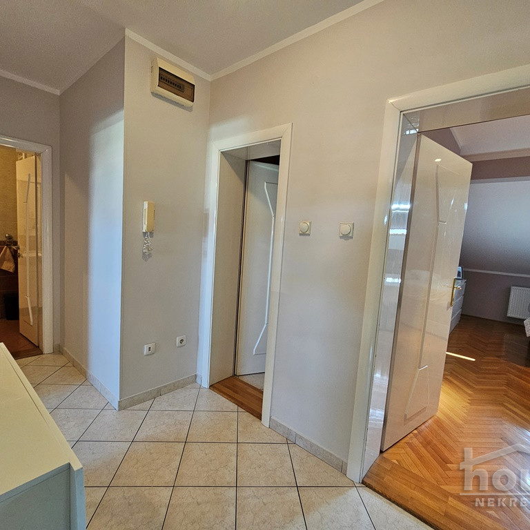 Troiposoban stan na prodaju, Grbavica, Novi Sad, 80m², 4. sprat, 200.000 €