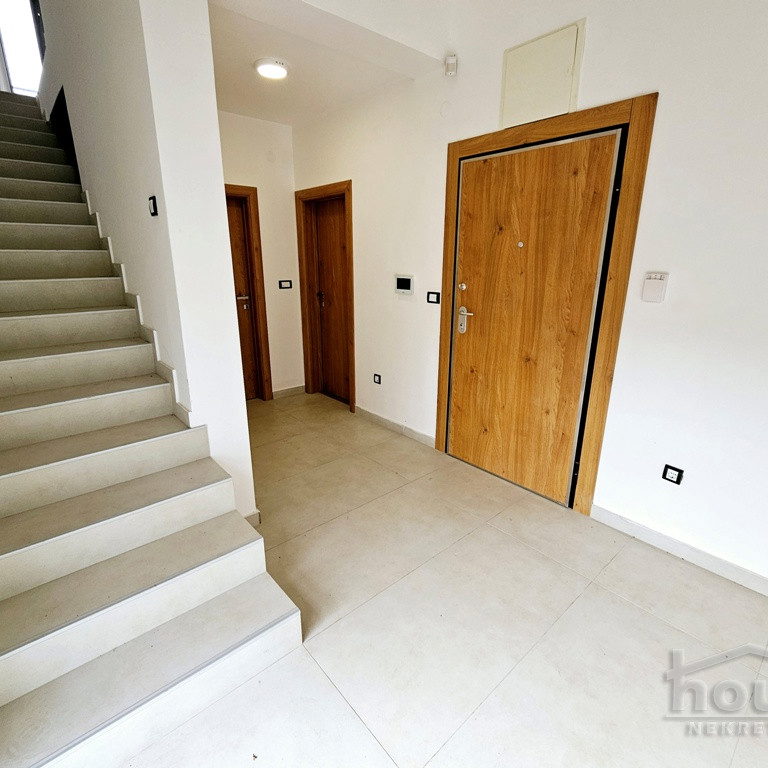 Troiposoban stan na prodaju, Sremska Kamenica, Novi Sad, 124m², 1. sprat, 272.800 €