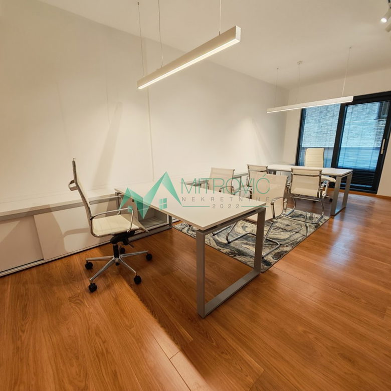 Trosoban stan na prodaju, Centar, Novi Sad, 101m², 395.300 €