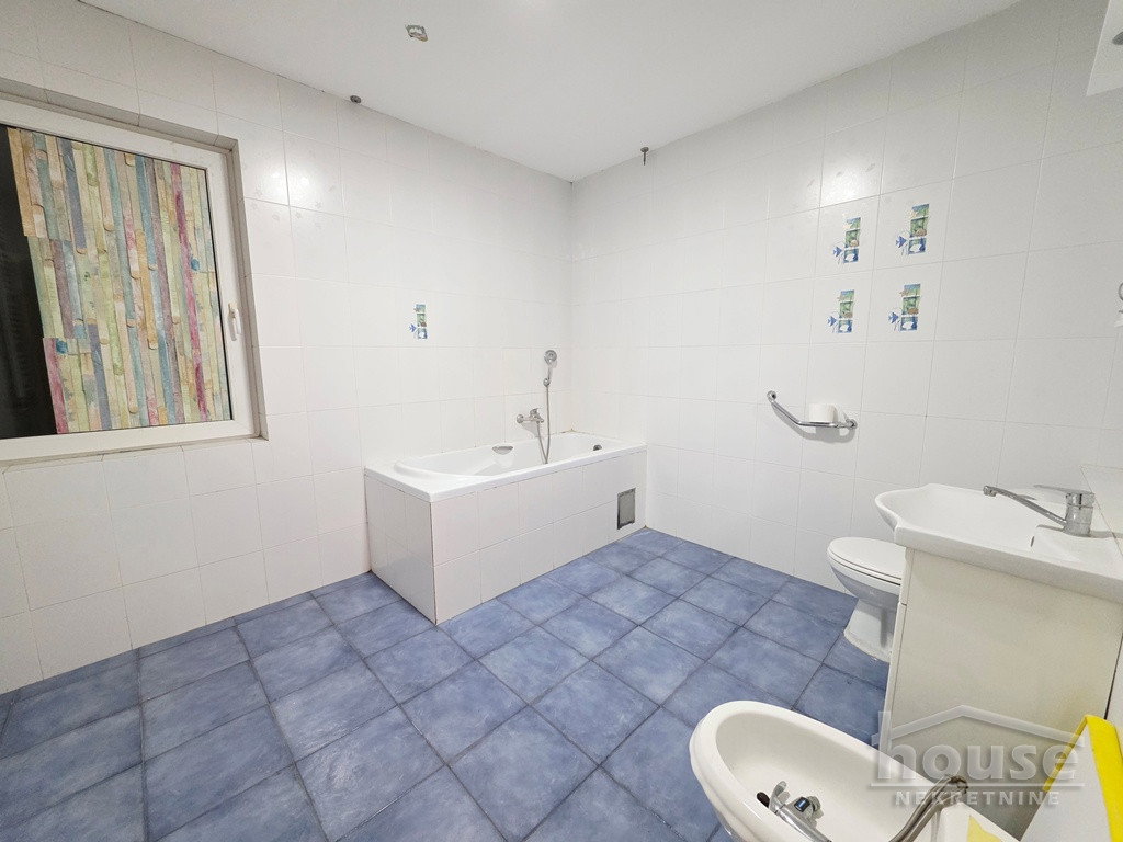 Trosoban stan na prodaju, Grbavica, Novi Sad, 70m², 3. sprat, 175.000 €
