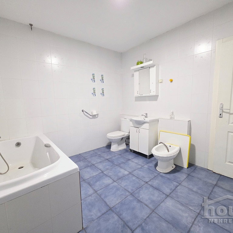 Trosoban stan na prodaju, Grbavica, Novi Sad, 70m², 3. sprat, 175.000 €
