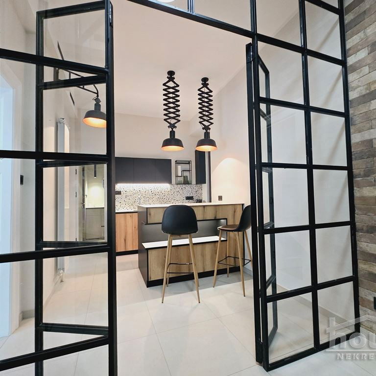 Trosoban stan na prodaju, Centar, Novi Sad, 100m², 1. sprat, 340.000 €