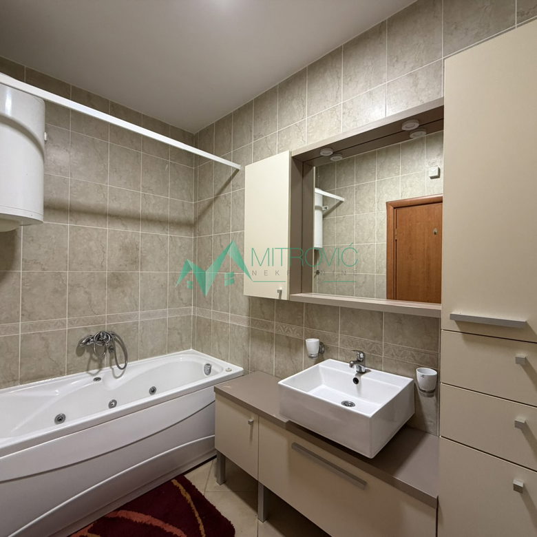 Četvoroiposoban stan na prodaju, Grbavica, Novi Sad, 161m², 464.500 €