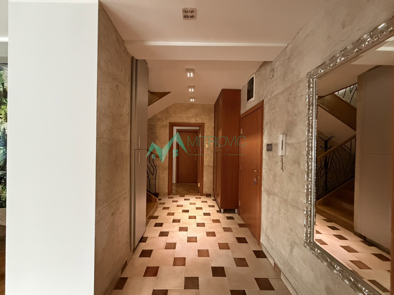Četvoroiposoban stan na prodaju, Grbavica, Novi Sad, 161m², 464.500 €