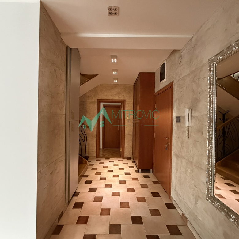 Četvoroiposoban stan na prodaju, Grbavica, Novi Sad, 161m², 464.500 €