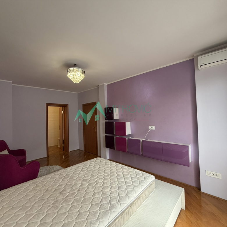 Četvoroiposoban stan na prodaju, Grbavica, Novi Sad, 161m², 464.500 €