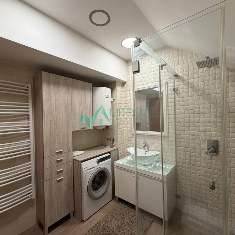 Četvoroiposoban stan na prodaju, Grbavica, Novi Sad, 161m², 464.500 €