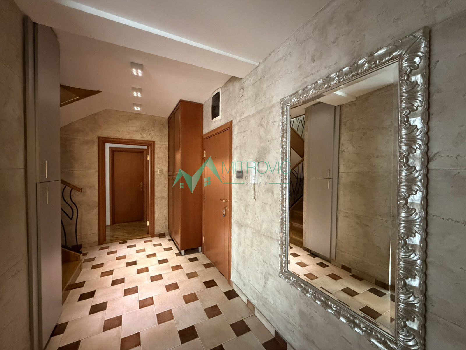 Četvoroiposoban stan na prodaju, Grbavica, Novi Sad, 161m², 464.500 €