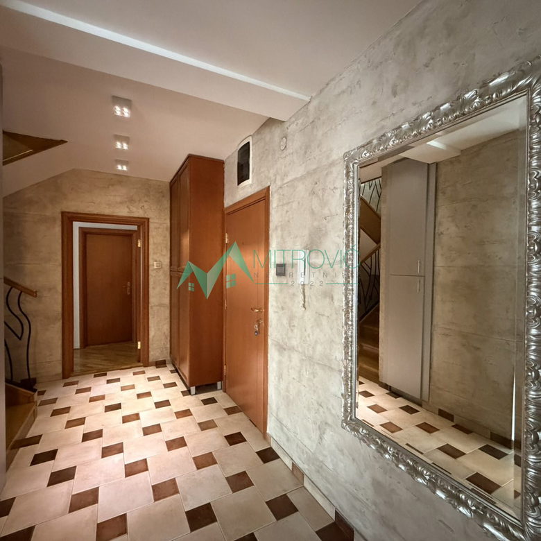 Četvoroiposoban stan na prodaju, Grbavica, Novi Sad, 161m², 464.500 €