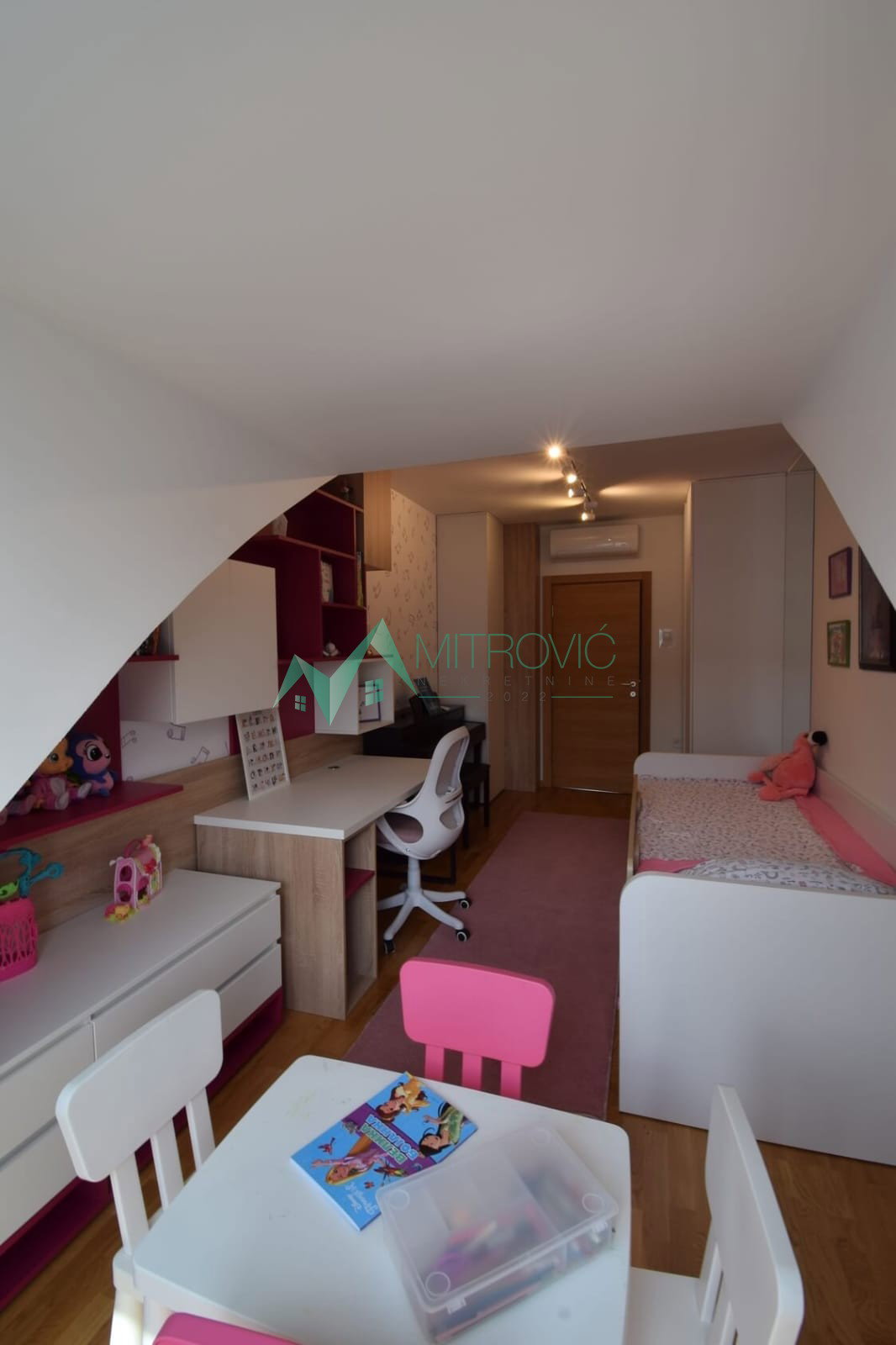 Četvorosoban stan na prodaju, Sajmište, Novi Sad, 111m², 285.830 €