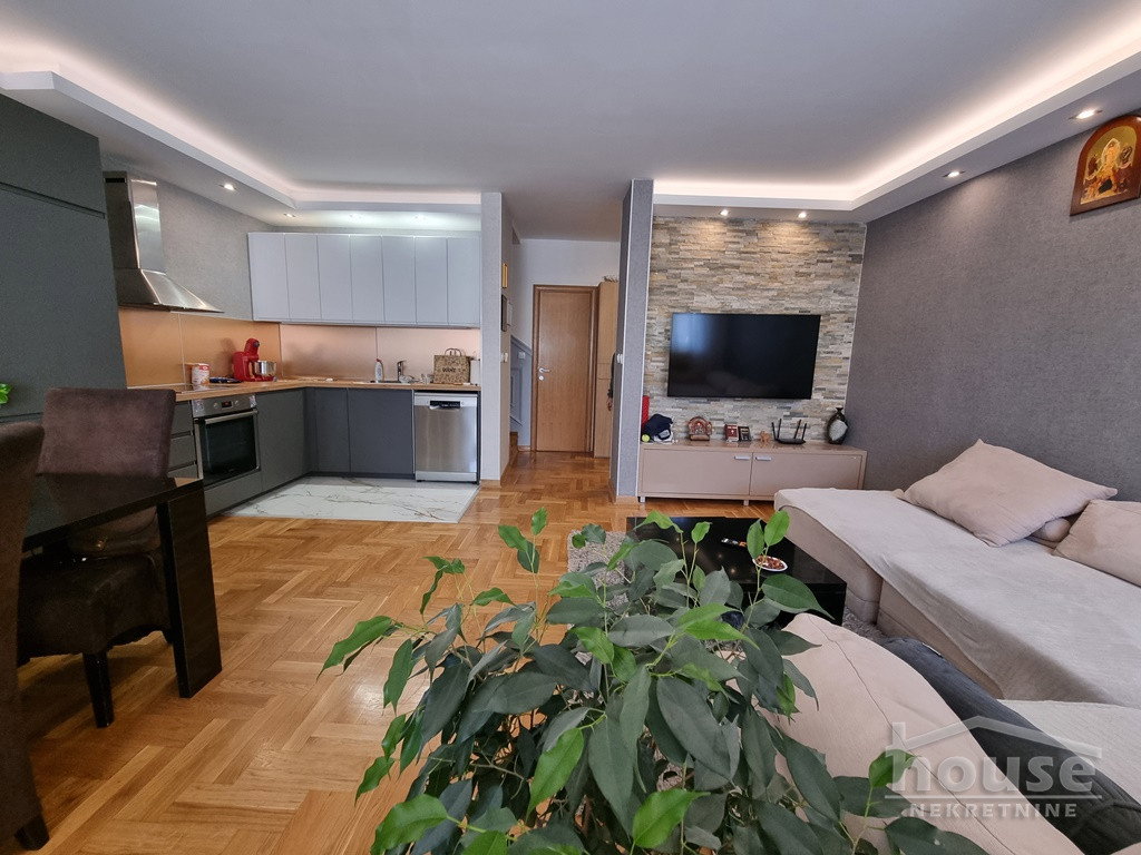 Četvorosoban stan na prodaju, Socijalno, Novi Sad, 86m², 250.000 €
