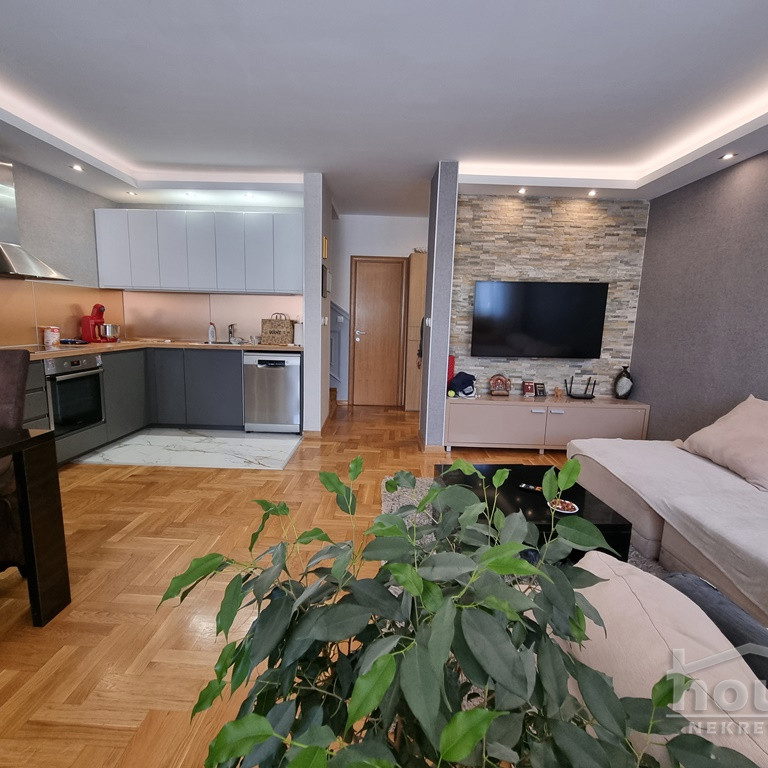 Četvorosoban stan na prodaju, Socijalno, Novi Sad, 86m², 250.000 €