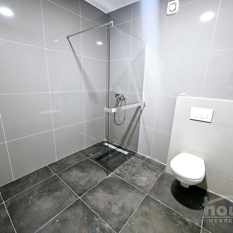 Četvorosoban stan na prodaju, Alibegovac, Novi Sad, 79m², 1. sprat, 173.800 €