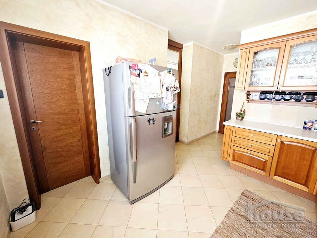 stanovi-4-re-grbavica-1100898-phyfj Četvorosoban stan na prodaju, Grbavica, Novi Sad, 115m², 2. sprat, 291.000 €