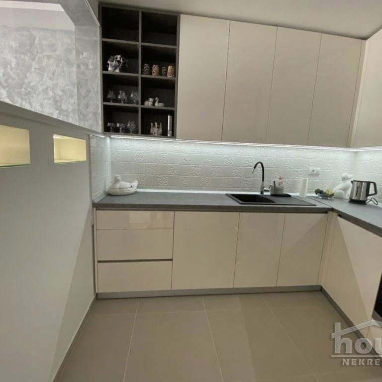 Četvorosoban stan na prodaju, Salajka, Novi Sad, 101m², 2. sprat, 360.000 €