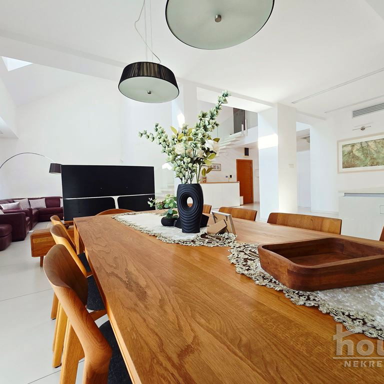 Višesoban stan na prodaju, Centar, Novi Sad, 352m², 5. sprat, 1.573.840 €