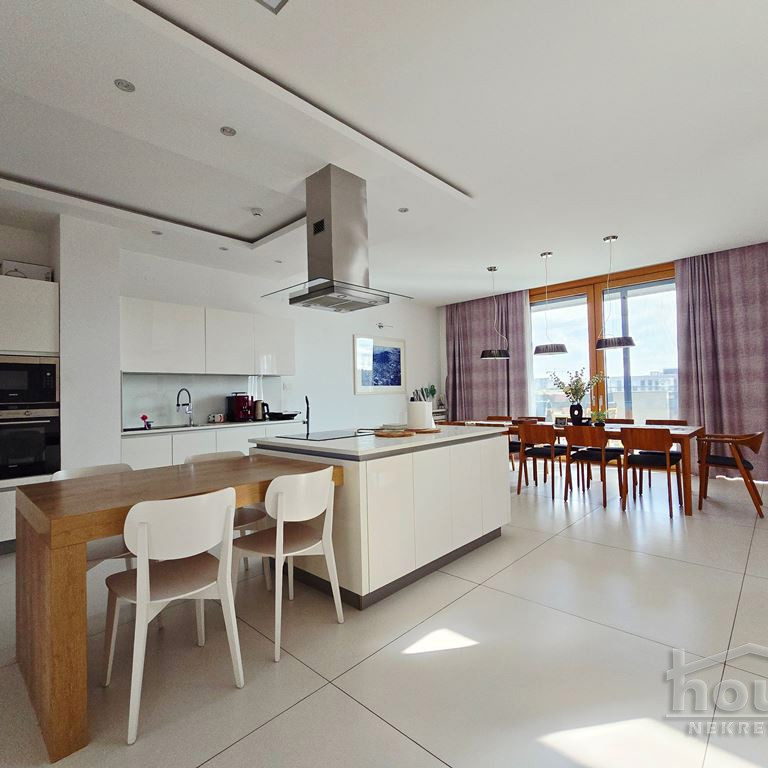 Višesoban stan na prodaju, Centar, Novi Sad, 352m², 5. sprat, 1.573.840 €