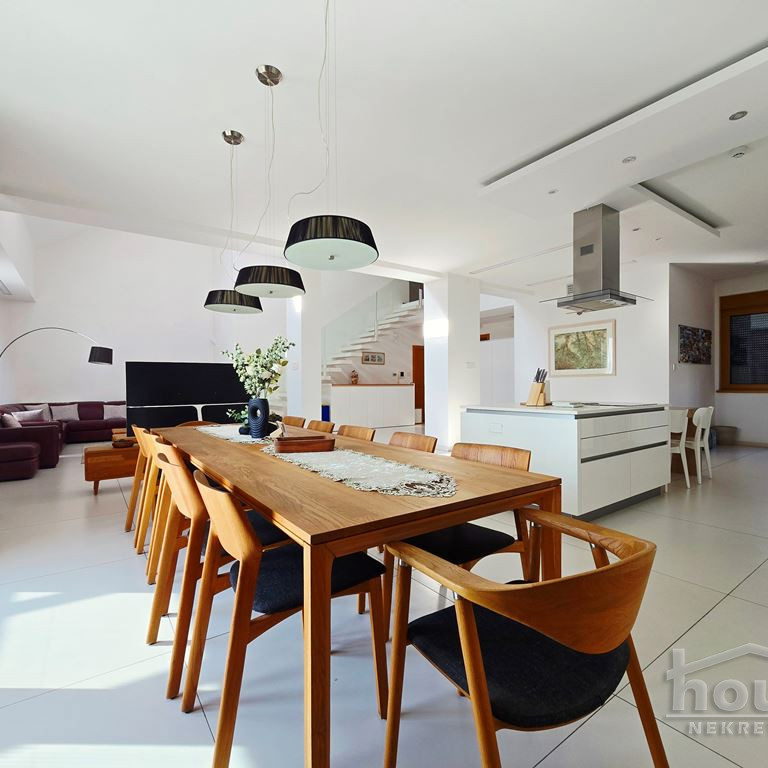Višesoban stan na prodaju, Centar, Novi Sad, 352m², 5. sprat, 1.573.840 €