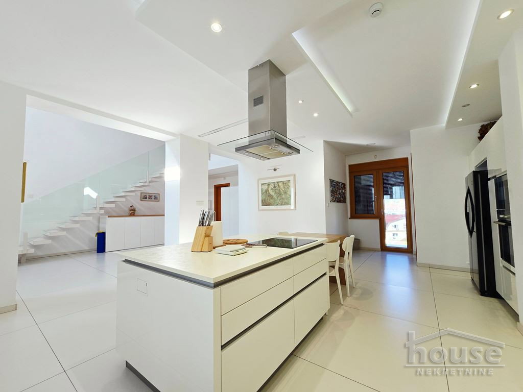 Višesoban stan na prodaju, Centar, Novi Sad, 352m², 5. sprat, 1.573.840 €