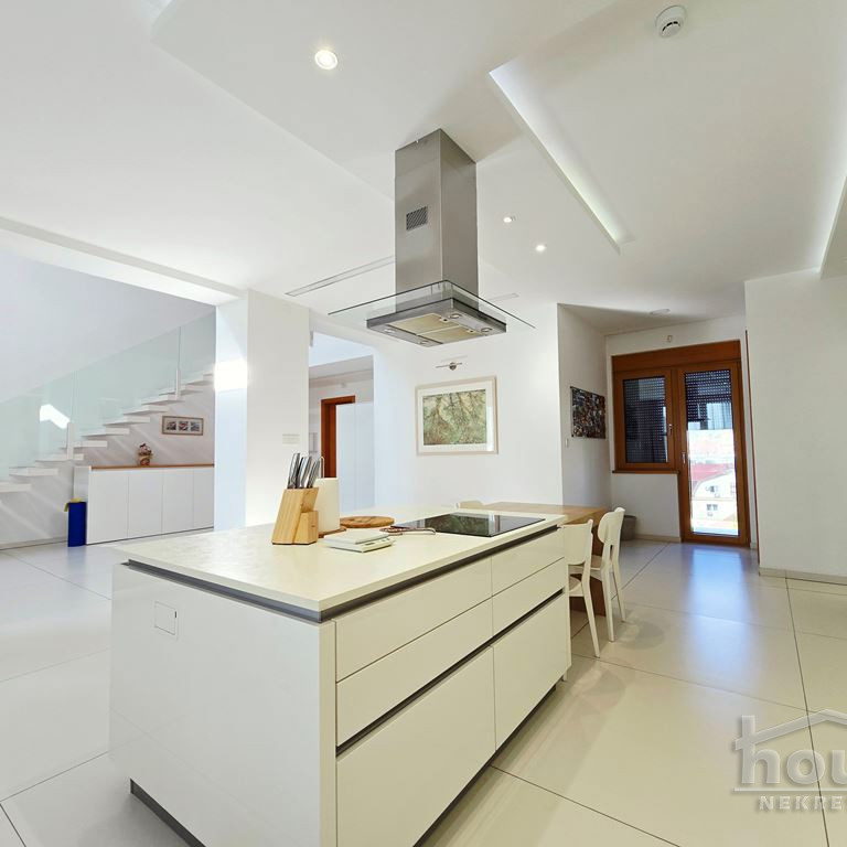 Višesoban stan na prodaju, Centar, Novi Sad, 352m², 5. sprat, 1.573.840 €