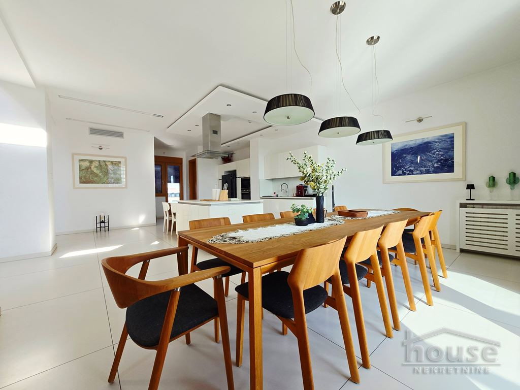 Višesoban stan na prodaju, Centar, Novi Sad, 352m², 5. sprat, 1.573.840 €