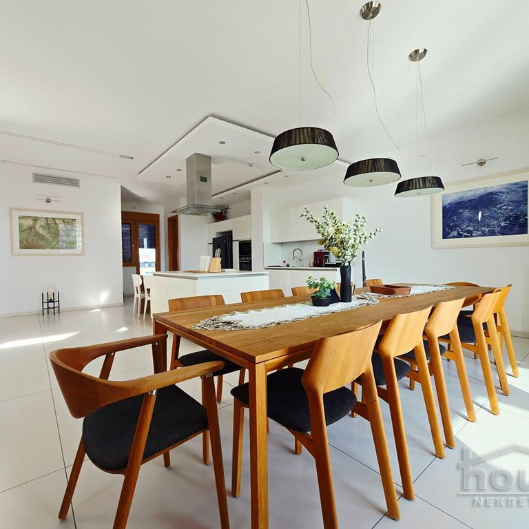 Višesoban stan na prodaju, Centar, Novi Sad, 352m², 5. sprat, 1.573.840 €