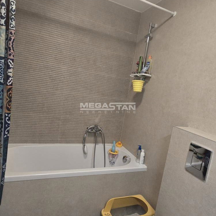 Trosoban stan na prodaju, Cerak, Beograd, 84m², 299.500 €