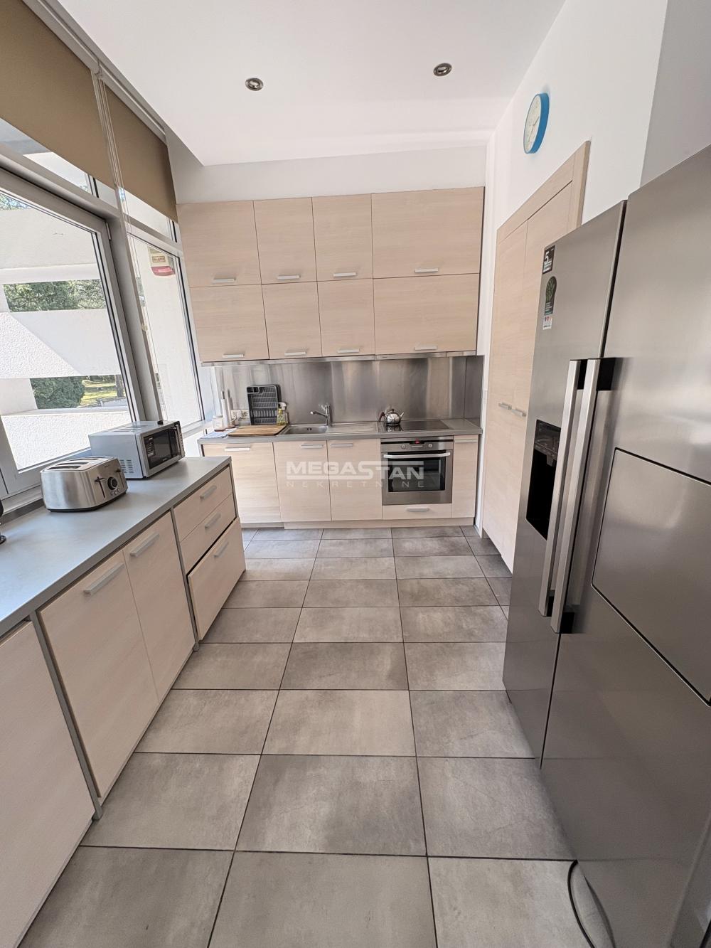 Četvorosoban stan za izdavanje, Dedinje, Beograd, 220m², 3.000 €/mes