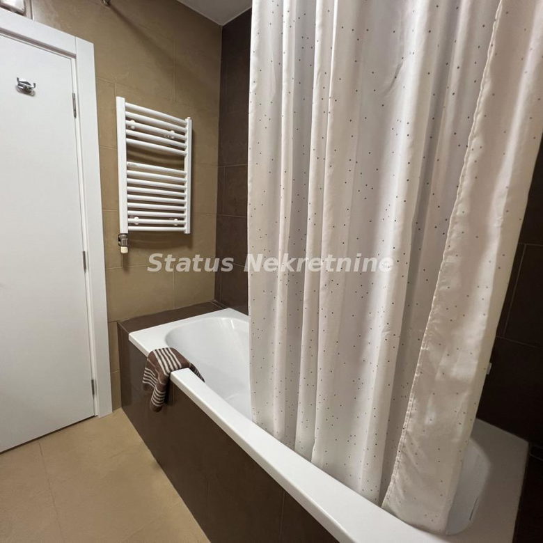 Četvorosoban stan na prodaju, Cara Dušana, Novi Sad, 102m², 318.270 €