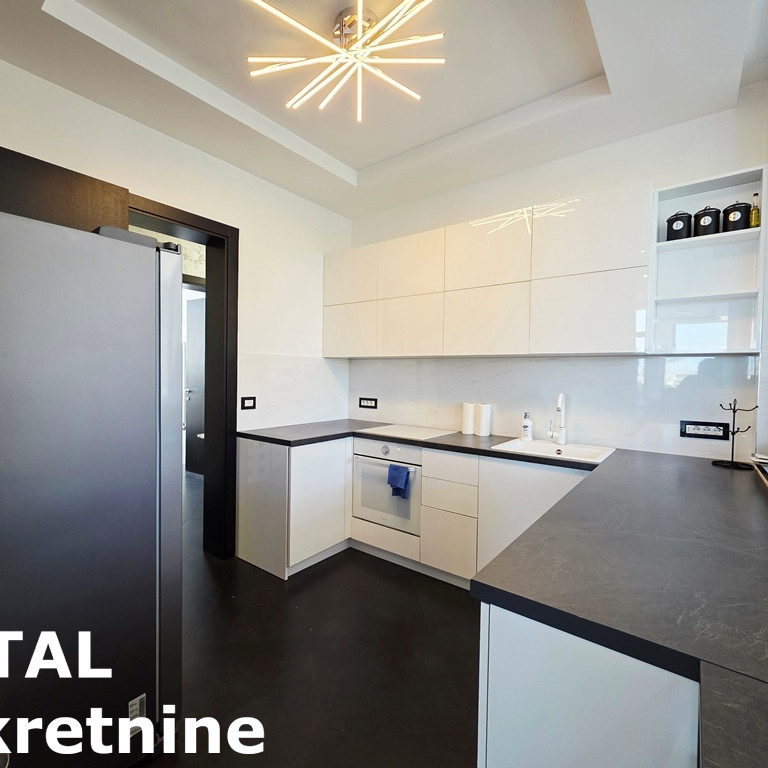 Višesoban stan za izdavanje, Sajmište, Novi Sad, 242m², 1.800 €/mes