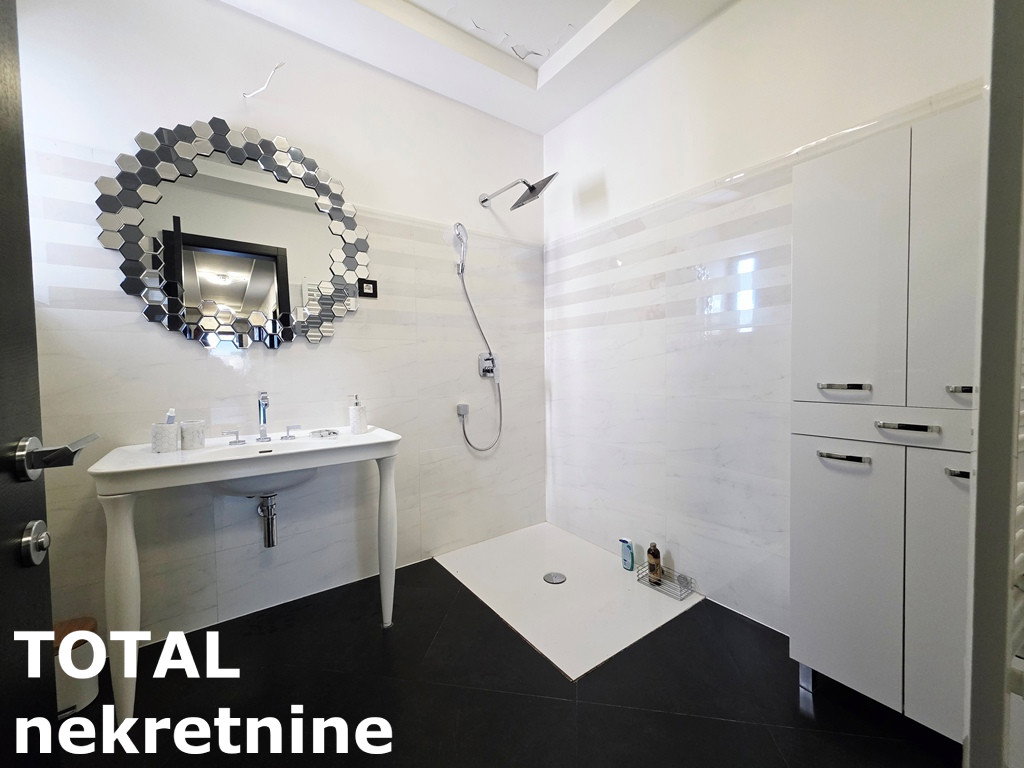 Višesoban stan za izdavanje, Sajmište, Novi Sad, 242m², 1.800 €/mes