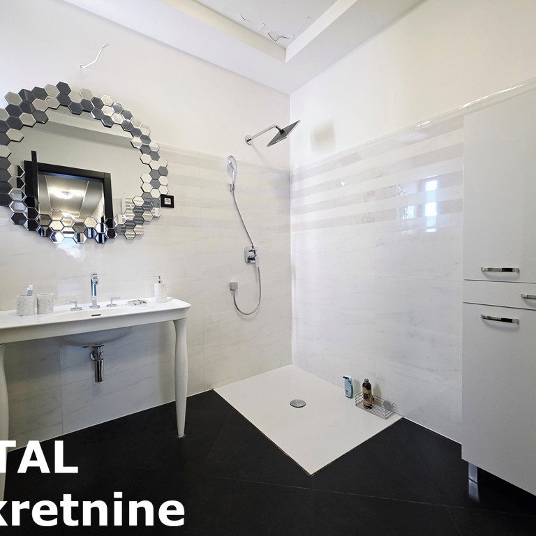 Višesoban stan za izdavanje, Sajmište, Novi Sad, 242m², 1.800 €/mes