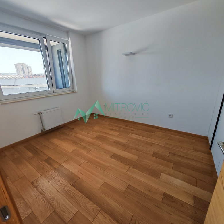 Trosoban stan na prodaju, Spens, Novi Sad, 76m², 1.100 €