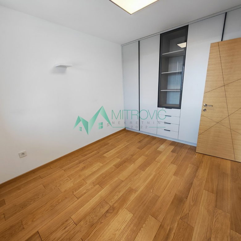 Trosoban stan na prodaju, Spens, Novi Sad, 76m², 1.100 €