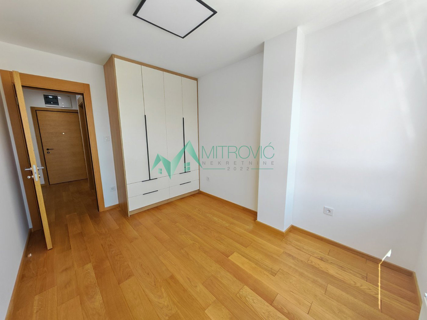 Trosoban stan na prodaju, Spens, Novi Sad, 76m², 1.100 €