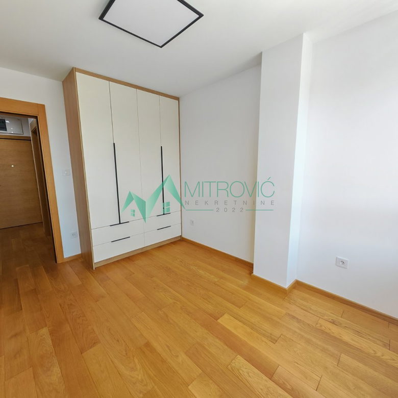 Trosoban stan na prodaju, Spens, Novi Sad, 76m², 1.100 €