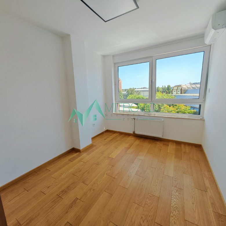 Trosoban stan na prodaju, Spens, Novi Sad, 76m², 1.100 €