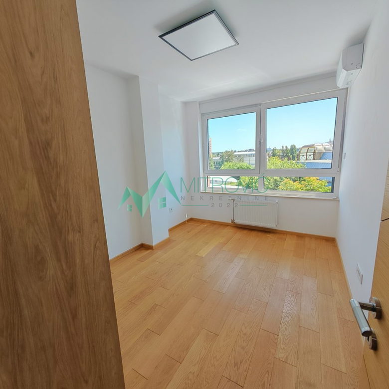 Trosoban stan na prodaju, Spens, Novi Sad, 76m², 1.100 €